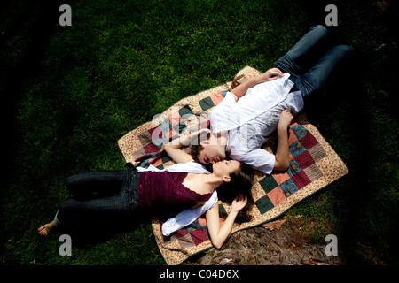 Ein paar auf dem Boden liegend, küssen. Stockfoto