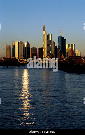 Am frühen Morgen bei Sonnenaufgang auf die Skyline von Frankfurt Am Main. Stockfoto