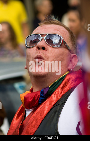 Ein Mann bläst einen Kuss auf das Publikum während einer Gay-Pride-Parade in der Innenstadt von Reykjavik, Island. Stockfoto