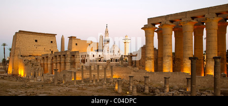 Aegypten, Luxor, Luxor-Tempel (Ipet-Resit), Säulenkolonade, Dahinter Moschee des Heiligen Abu el-Haggag Auf Dem Tempelgelände Stockfoto