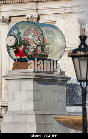 Künstler Yinka Shonibare Kunstwerk ist Nelsons Schiff in der Flasche am vierten Sockel London am Trafalgar Square. London. UK Stockfoto