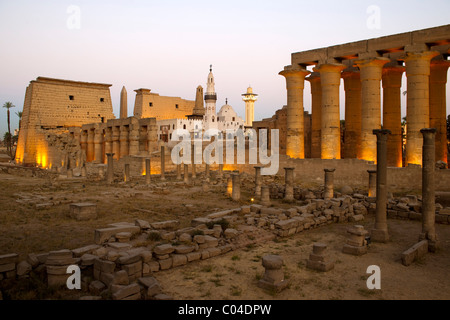 Aegypten, Luxor, Luxor-Tempel (Ipet-Resit), Säulenkolonade, Dahinter Moschee des Heiligen Abu el-Haggag Auf Dem Tempelgelände Stockfoto