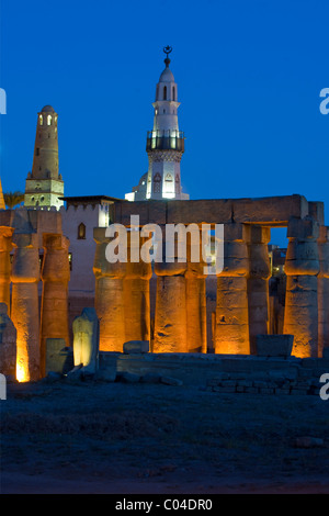 Aegypten, Luxor, Luxor-Tempel (Ipet-Resit), Säulenkolonade, Dahinter Moschee des Heiligen Abu el-Haggag Auf Dem Tempelgelände Stockfoto