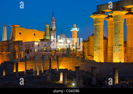 Aegypten, Luxor, Luxor-Tempel (Ipet-Resit), Säulenkolonade, Dahinter Moschee des Heiligen Abu el-Haggag Auf Dem Tempelgelände Stockfoto