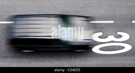 Ein Auto fahren, wo die Grenze ist 30 km/Stunde. Stockfoto