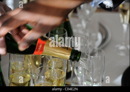 Feiern mit Mumm Champagner. Stockfoto