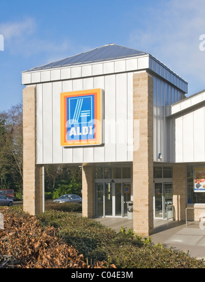 Eingang zum Aldi Supermarkt in Catterick Garrison, North Yorkshire. Stockfoto