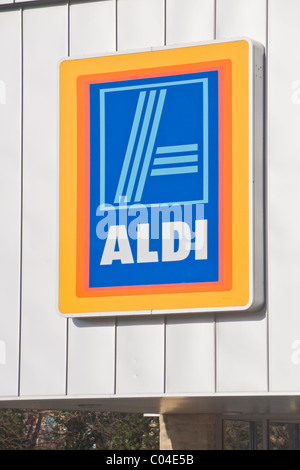 Aldi Supermarkt Zeichen im Store in Catterick Garrison, North Yorkshire Stockfoto