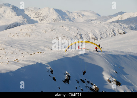 Paraglider auf den Greis Coniston im Winter im englischen Lake District Stockfoto