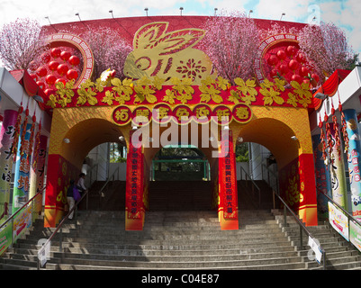 Festliche Tor an Nathan Park in Hongkong feiert Chinesisches Neujahr, Jahr des Hasen. Stockfoto