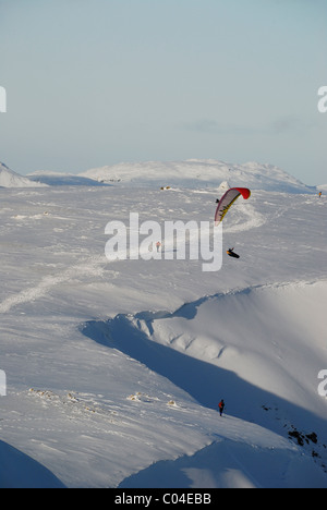 Paraglider auf den Greis Coniston im Winter im englischen Lake District Stockfoto