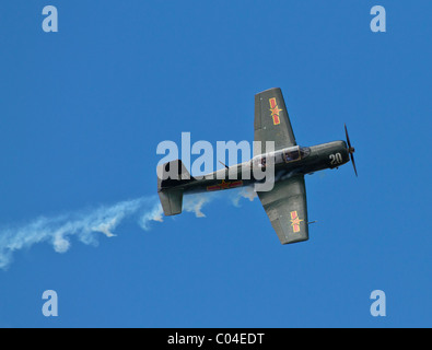 Gerry Gregg, Mitbegründer der NZ Marlborough Food and Wine Festival, eine Fahrt in einem Kampfflugzeug Nanchang CJ-6a. Stockfoto