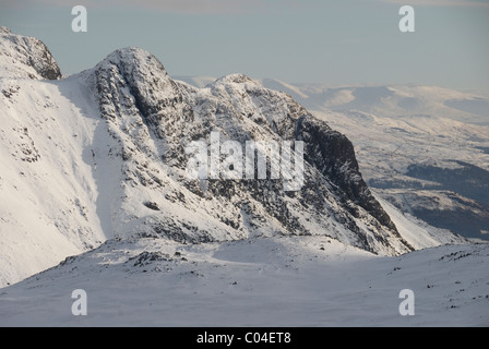 Nahaufnahme von Langdale Pikes im Winter im englischen Lake District. Hecht von Stickle und Loft Crag prominent Stockfoto