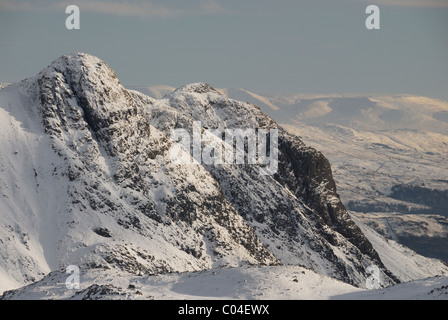 Nahaufnahme von Langdale Pikes im Winter im englischen Lake District. Hecht von Stickle und Loft Crag prominent Stockfoto