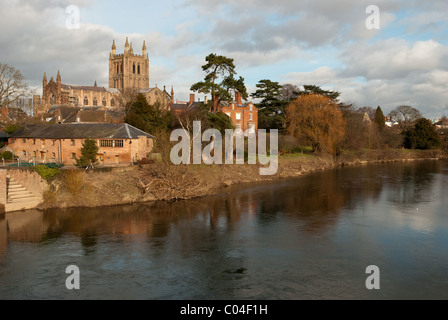 Blick über den Fluss Wye Hereford Kathedrale anschauen Stockfoto