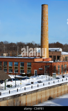 Seite des Erie-Kanals in Fairport NY mit umgebauten alten Industriegebäude Stockfoto