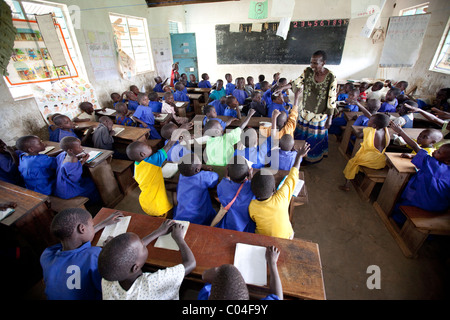 Schüler lernen in Frau Luzy Ibiara P1-Klasse an der Grundschule Abia - Amuria District, Uganda, Ostafrika. Stockfoto