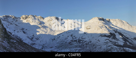 Panorama-Aufnahme von Crinkle Crags und Nordwestgrat im Winter im englischen Lake District Stockfoto