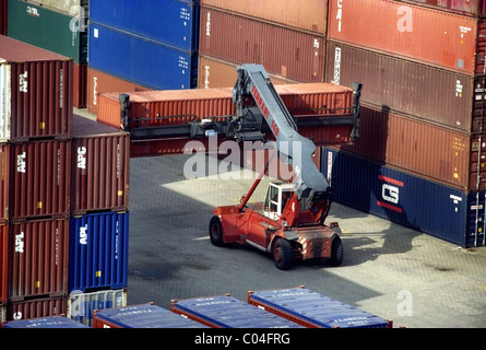 REACH-Stacker auf einem Container-Depot in den Hafen von Hamburg, Deutschland. Stockfoto
