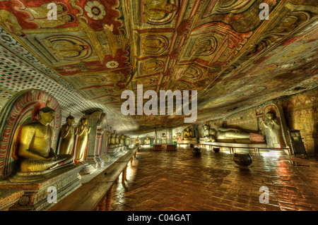 Die Außenansicht des alten goldenen buddhistischen Tempel (Höhle Tempelanlage) in Dambulla, Sri Lanka Stockfoto