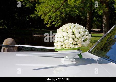 Hochzeit Strauß auf weißes Auto in Nahaufnahme Stockfoto