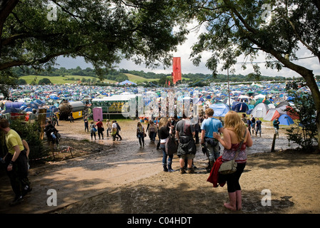 Massen von Jugendlichen sammeln beim Glastonbury Festival, Somerset, Großbritannien Stockfoto