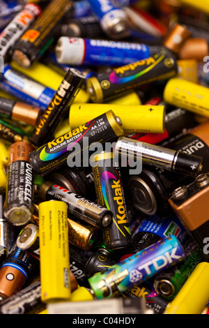 Ein Haufen Batterien bereit für das recycling. Charles Lupica Stockfoto