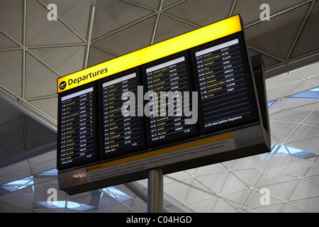 Flug Abfahrt Board Stansted Flughafen Stockfoto