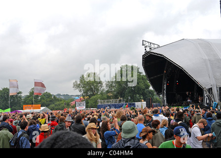 Massen der Festivalbesucher beim Glastonbury Festival, Somerset, Großbritannien Stockfoto