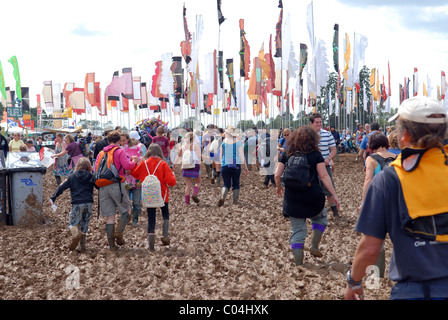 Menschen kämpfen durch dicken Schlamm an WOMAD Festival, Malmesbury, Wiltshire, Großbritannien Stockfoto