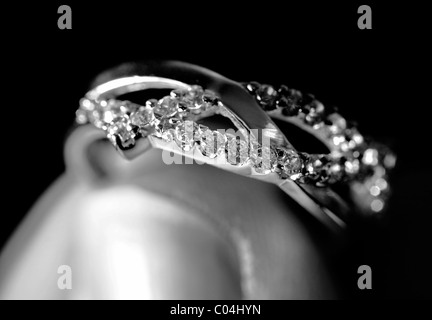 Verlobungsring Weißgold mit mehreren Diamanten Stockfoto