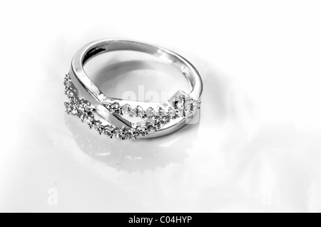Verlobungsring Weißgold mit mehreren Diamanten Stockfoto