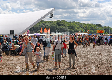 Menschen kämpfen durch dicken Schlamm an WOMAD Festival, Malmesbury, Wiltshire, Großbritannien Stockfoto