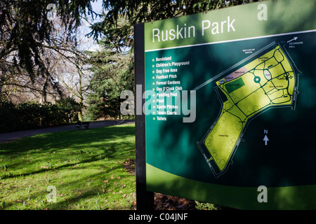 Ein Schild mit einer Karte und Legende von Ruskin Park, geteilt von Southwark und Lambeth London Borough Councils. Stockfoto