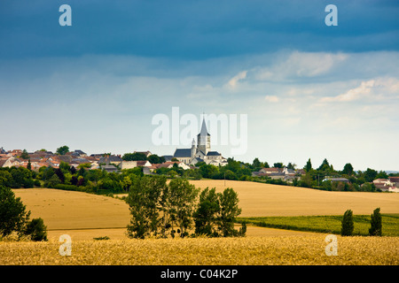 Typisch französischen Dorf von Faye La Vineuse mit hohen Turmspitze, Loiretal, Frankreich Stockfoto