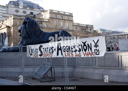 Vereinigte Staaten von Aggression Plakat auf dem Trafalgar Square auf einer Kundgebung für Amnesty International Unterstützer und ägyptischen Aktivisten Stockfoto