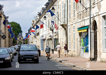 Europäischen Gemeinschaft und französische Flaggen in Stadt von Richelieu im Tal der Loire, Indre et Loire, Frankreich Stockfoto