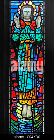 Christus der gute Hirte, Detail des südlichen Seitenschiff Fenster. Kirche des Heiligen Jakobus, Clapham, North Yorkshire, England, Großbritannien, Europa. Stockfoto