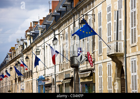 Europäischen Gemeinschaft und französische Flaggen in Stadt von Richelieu im Tal der Loire, Indre et Loire, Frankreich Stockfoto