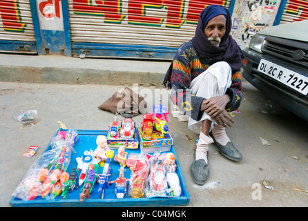Delhi - 27.Januar: Mann verkaufen Kinder Spielzeug Straßenrand am 27. Januar 2008 in Delhi, Indien. Stockfoto