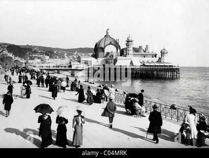 Nizza, Spaziergänger oder Touristen auf der Promenade des Anglais und Belle Epoque Pier & Crystal Palace (1891-1942), Nizza, Alpes-Maritimes, Frankreich. c1900. Vintage Albumin-Print. Stockfoto