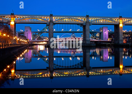 Newcastle-Gateshead-Kai in der Nacht - Reflexionen über den Fluss Tyne Stockfoto