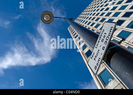 kein Laden-Schild mit Zeiten und Tagen Betrieb außerhalb eines Bürogebäudes in new Malden, Surrey, England Stockfoto