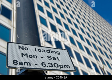 kein Laden-Schild mit Zeiten und Tagen Betrieb außerhalb eines Bürogebäudes in new Malden, Surrey, England Stockfoto