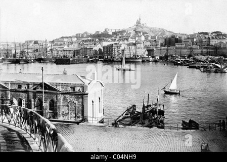 Stadtbild, Stadtbild oder Blick auf den alten Hafen mit Yachten oder Segelbooten, Marseille oder Marseille und die Basilika Notre-Dame de la Garde France um 1890 Stockfoto