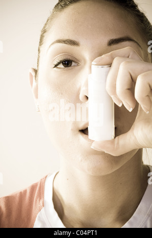 Nahaufnahme von Frau mit Inhalator, Ausübung induzierten asthma Stockfoto