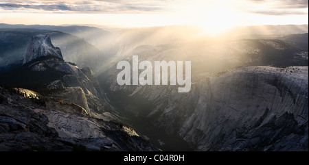 Half Dome bei Sonnenuntergang aus der Cloud Stockfoto