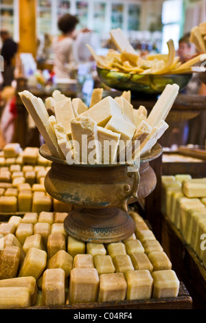 Artisan-Seifen zum Verkauf an Martin de Candre Savon Fachgeschäft Mestre in Fontevraud L'Abbaye, Loiretal, Frankreich Stockfoto