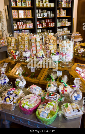 Artisan-Seifen zum Verkauf an Martin de Candre Savon Fachgeschäft Mestre in Fontevraud L'Abbaye, Loiretal, Frankreich Stockfoto