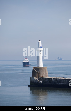 Öl unterstützen Schiff nähert Aberdeen Hafeneinfahrt Stockfoto